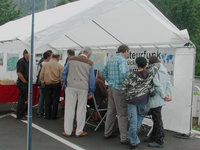 Interessenten am Info-Stand Bild-Info-Stand
